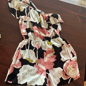 One shoulder flutter sleeve Romper